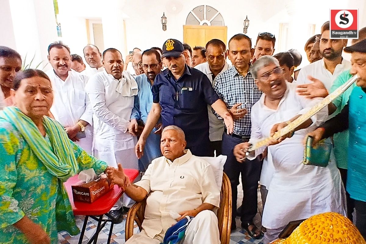 Lalu Yadav Birthday Special: जब लालू यादव ने तलवार से काटा 78 किलो का केक – जन्मदिन की अनूठी झलक